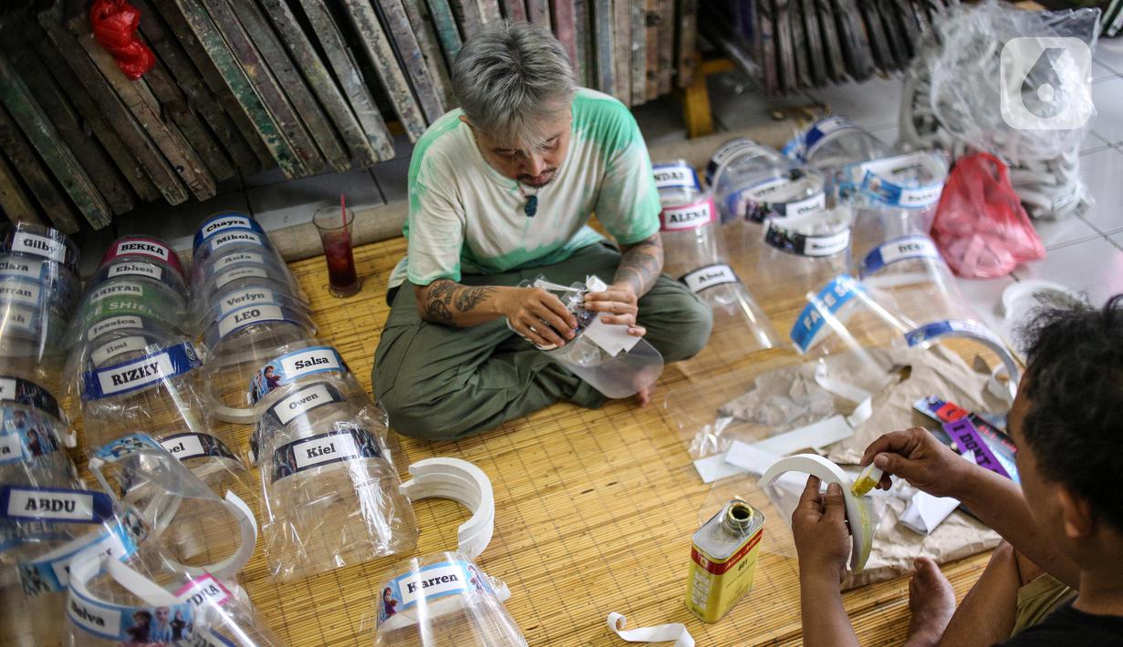 Foto Melihat Produksi Face Shield Jelang New Normal News