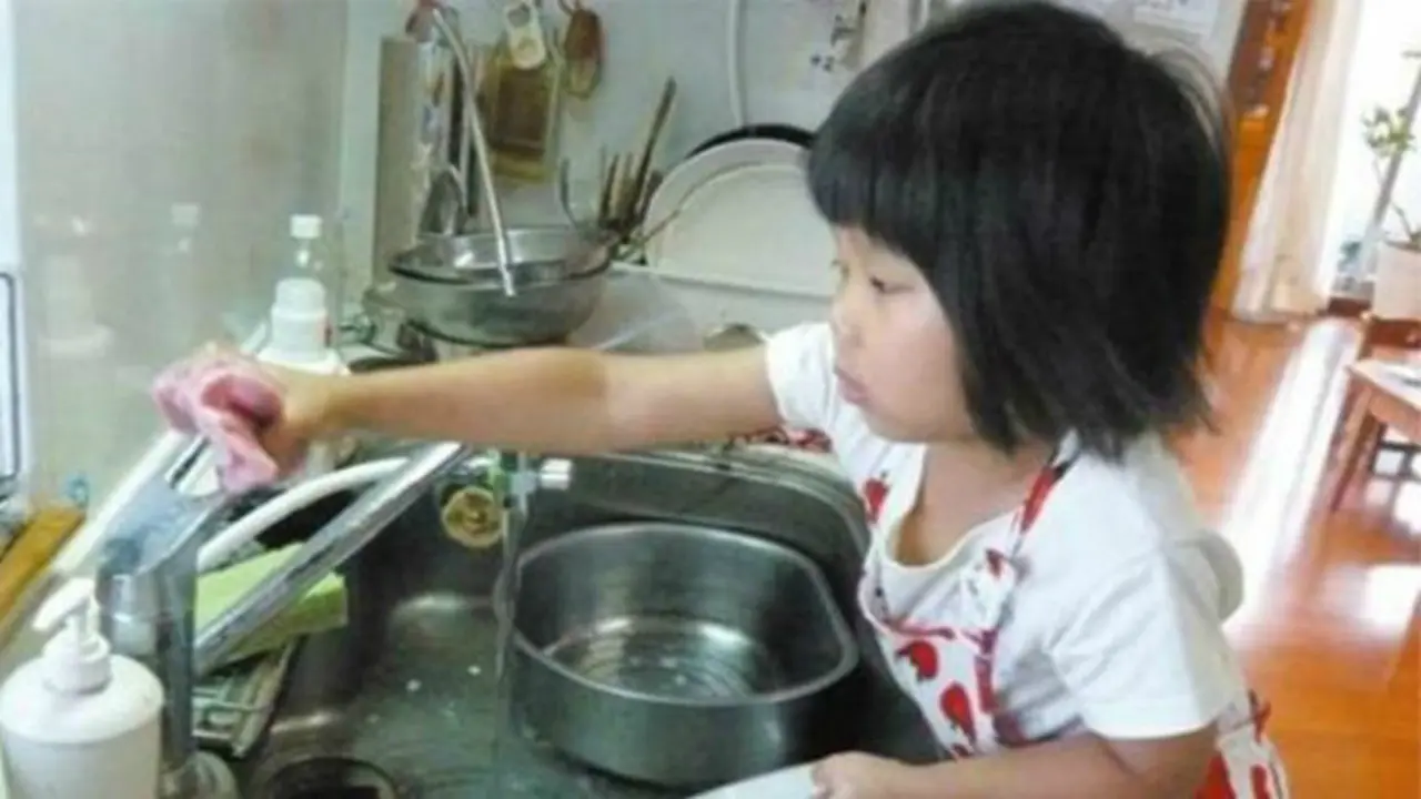 Sepulang dari sekolah Hana-chan harus mengerjakan pekerjaan rumah hingga malam hari (Hana-chan)