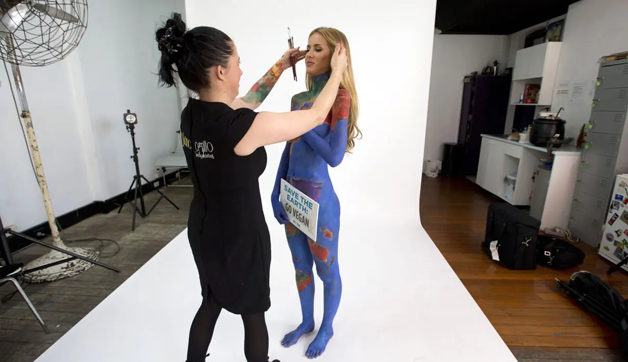 Sebelum berpose, model cantik Renee Somerfield, didandani oleh seniman Jade Little, Sydney, (3/7/2014). (REUTERS/Jason Reed)