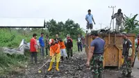 Demi Adipura Warga Sekumpul Bersihkan Sampah
