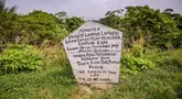 Sebuah tugu peringatan yang dipasang di tanggul lumpur Lapindo menandai peringatan 19 tahun bencana tersebut di Porong, Sidoarjo, Jawa Timur, pada 29 Mei 2025. (JUNI KRISWANTO/AFP)
