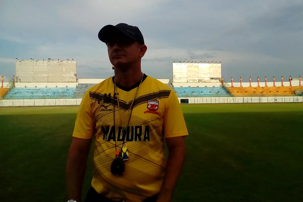 Pelatih Madura United, Gomes de Oliviera. (Liputan6.com/Musthofa Aldo)
