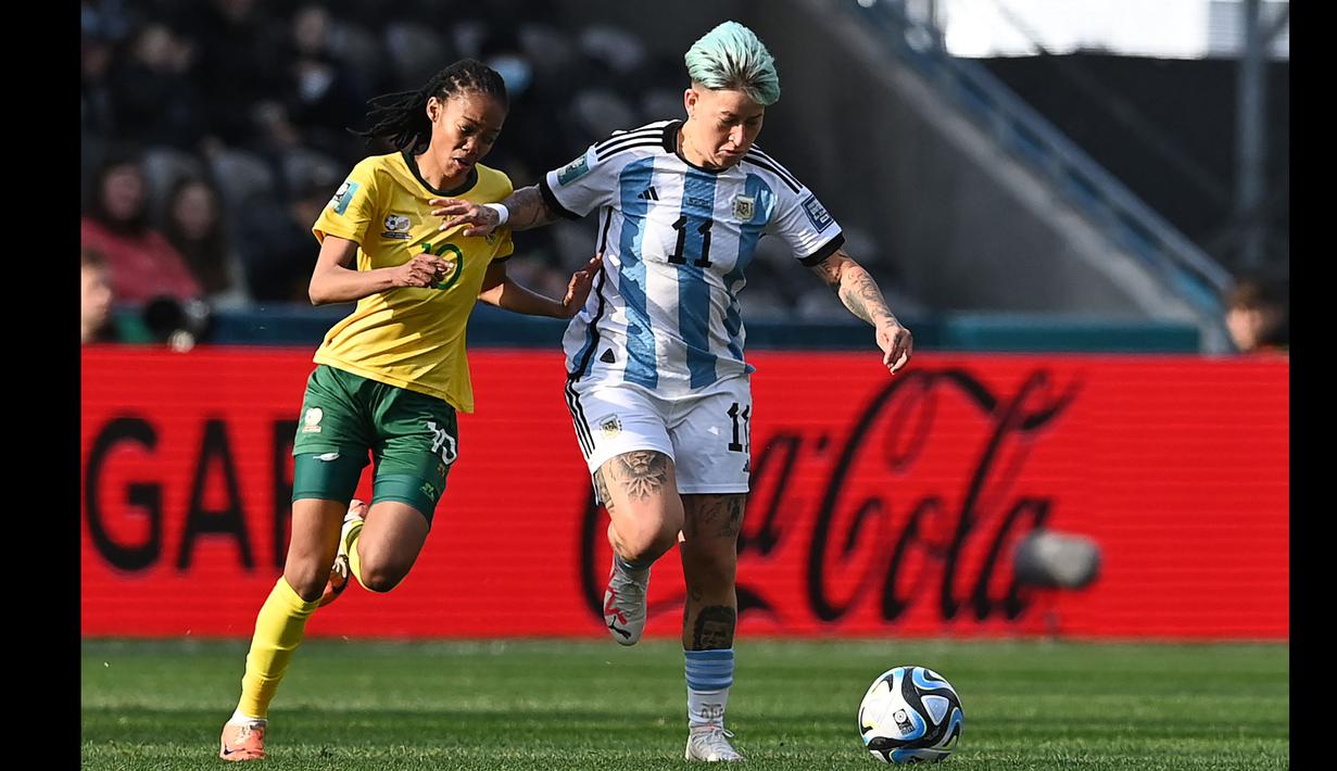 Pemian Timnas Wanita Argentina, Yamila Rodriguez (kanan) berebut bola dengan pemain Afrika Selata, Linda Motlhalo pada laga Grup G Piala Dunia Wanita 2023 di Dunedin, Selandia Baru, 28 Juli 2023. (AFP/Sanka Vidanagama)