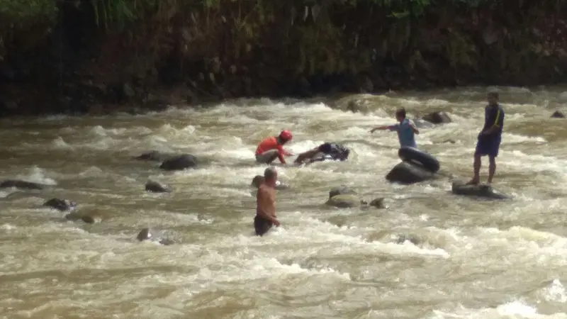Pria tewas setelah nyebur ke Sungai Ciliwung di Bogor.