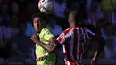 Penyerang Manchester United, Jadon Sancho (kiri) berebut bola dengan bek Brentford, Rico Henry selama pertandingan lanjutan Liga Inggris di Gtech Community Stadium di London, Sabtu (13/8/2022). Brentford menang telak atas MU 4-0. (AFP Photo / Ian Kington)