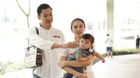Sandra Dewi dan Harvey Moeis mengajak putra mereka, Raphael Moeis, travelling ke luar negeri. [foto: instagram/raphaelmoeis]