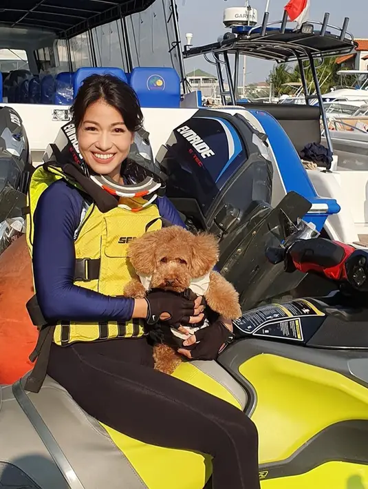 Selain berlayar melintasi pulau-pulau dan menikmati pemandangan pantai, Karenina Sunny Halim juga menyukai olahraga jet ski. Dalam Instagramnya Karenina juga membagikan videonya ketika mengendarai jet ski. (Liputan6.com/IG/karenina_sunny)