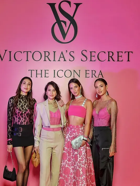 Lalu ada penampilan luar biasa dari Pevita Pearce. Ia tampil mengenakan bustier pink ditumpuknya dengan setelan cropped blazer cokelat muda dan celana panjangnya. [Foto: Instagram/aurelie]