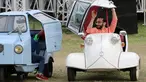 Seorang pria menaiki mobil model 'Kabinenroller' klasik Messerschmitt KR200 saat pertemuan klasik Kairo ke-7 di Kairo, Mesir (23/3). Sebanyak 250 mobil klasik hadir dalam acara bertajuk "7th Cairo Classic Meet". (Reuters/Mohamed Abd El Ghany)