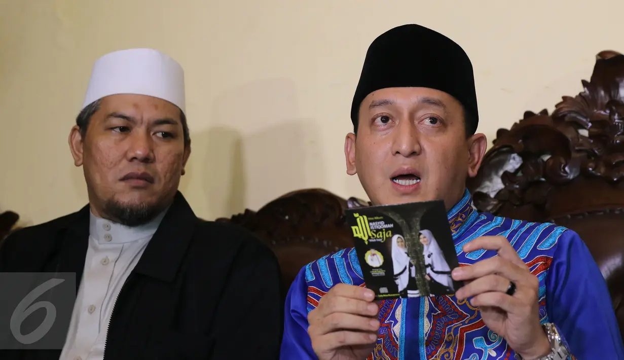 Ustaz Zacky Mirza mengklarifikasi semua tuduhan yang dialamatkan sang istri, Shinta Tanjung kepadanya di kawasan Bekasi, Rabu (13/7). Khawatir fitnah, Ustaz Zacky memberanikan diri memaparkan apa yang sebenarnya terjadi. (Liputan6.com/Herman Zakharia)