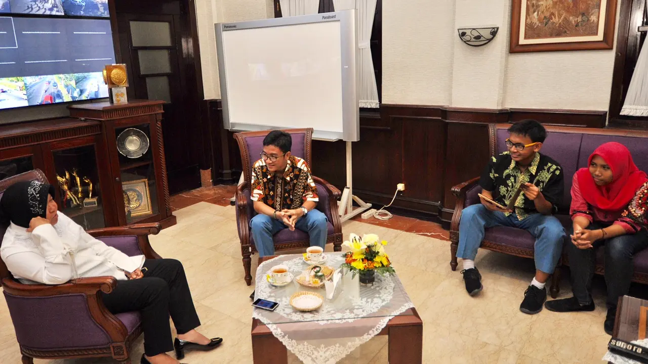 Kala Risma Dicurhati Perwakilan Siswa SMA di Surabaya