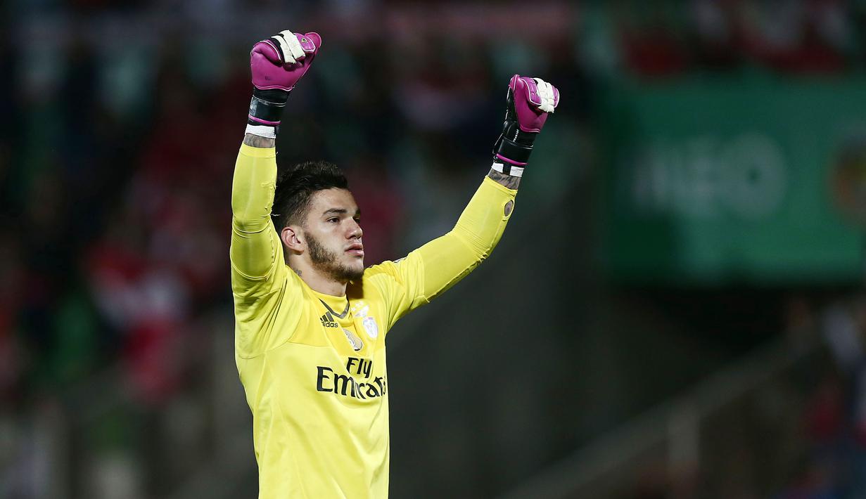Kiper Benfica, Ederson Moraes, melakukan selebrasi usai berhasil mengalahkan Rio Ave pada lanjutan liga Portugal di Stadion Vila do Conde, Portugal, (24/04/2016).  (EPA/Estela Silva)