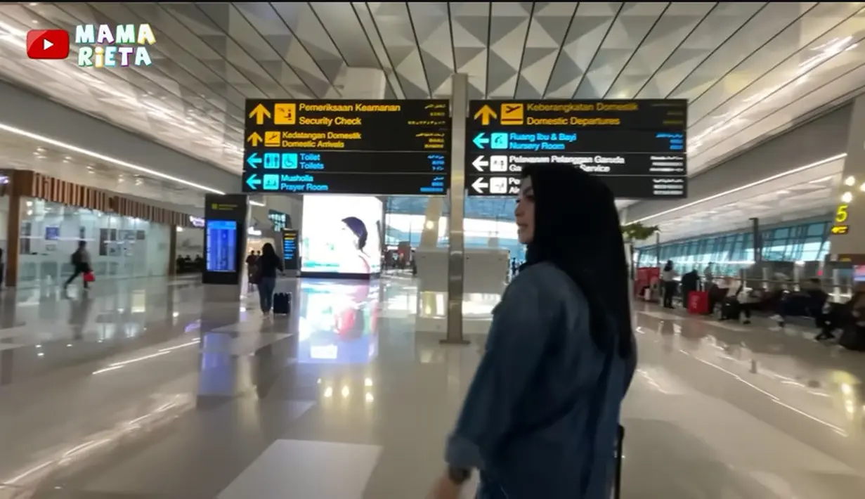 Berangkat pagi dari Jakarta dengan naik pesawat. Sampai di Jogja, dilanjutkan naik kereta  untuk menuju kota dan turun di stasiun Tugu.  Momen perjalanannya tersebut diunggah di kanal Youtube Mama Rieta. [Youtube/Mama Rieta]