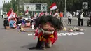 Salah satu tarian Kendeng ditampilkan saat aksi di depan Istana Negara, Jakarta, Kamis (2/8). Dalam aksinya, mereka melakukan tradisi Brokohan atau makan bersama nasi aneka urap yang sebelumnya didoakan. (Liputan6.com/Helmi Fithriansyah)