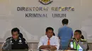 Polda Metro Jaya menggelar konferensi pers terkait supir taksi yang menabrak anggota Polantas di Cawang pada 30 September pukul 17.30 wib, Jakarta, Kamis (1/10/2015). Supir taksi yang bernama Daniel Cesar kini diamankan Polisi.(Liputan6.com/Faisal R Syam)