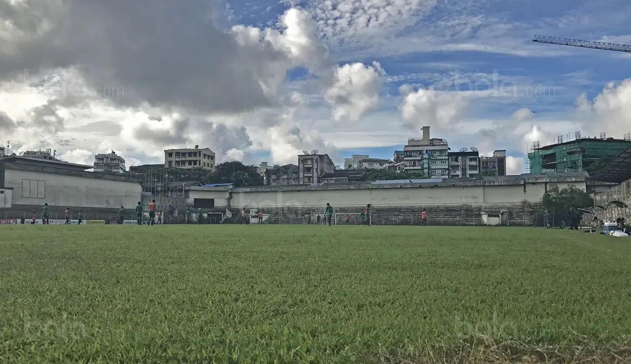 Suasana latihan Timnas Indonesia U-19 di Stadion Padonmar, Yangon, Myanmar (09/09/2017). Selama Piala AFF U-18 2017 stadion tersebut menjadi tempat berlatih Garuda Nusantara. (Bola.com/Aning Jati)