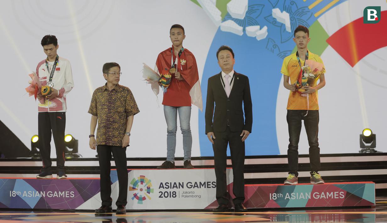 Ridel Yesaya Sumarandak melakukan selebrasi usai menjuarai  E-Sports dari nomor Clash Royale di BritAma Arena, Jakarta, Senin, (27/8/2018). Ridel mencatat rekor sebagai peraih medali emas termuda di Asian Games 2018. (Bola.com/Vascal Sapta Hadi)