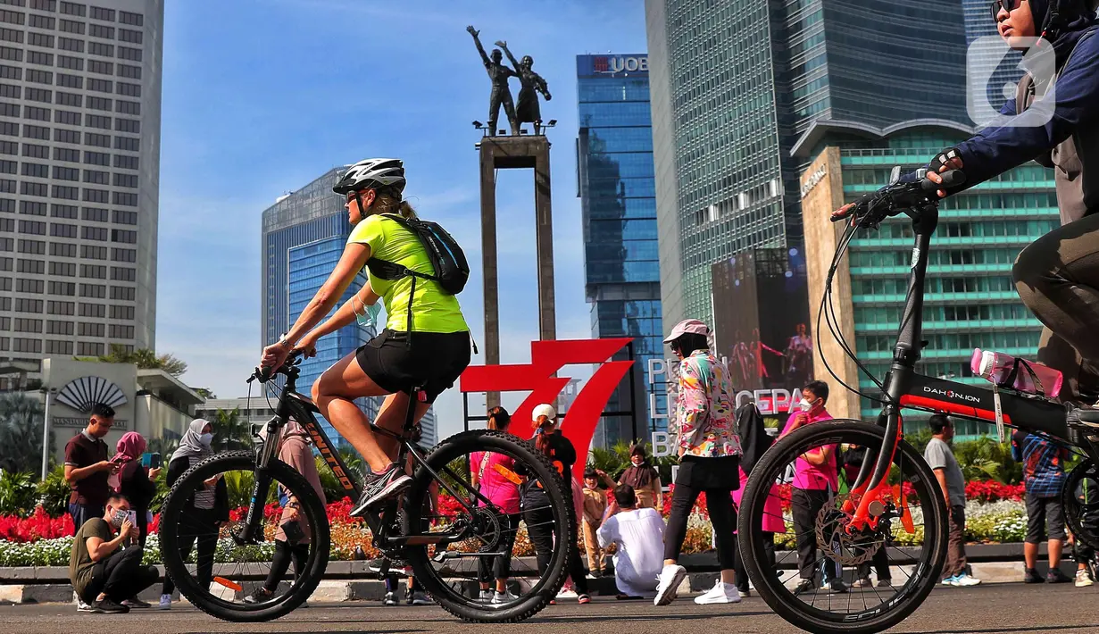 Warga bersepeda saat Car Free Day di Kawasan Bundaran HI, Jakarta, Minggu (4/9/2022). Pemerintah Provinsi DKI Jakarta akan memiliki jalur sepeda hingga 309,5 kilometer. (Liputan6.com/Angga Yuniar)
