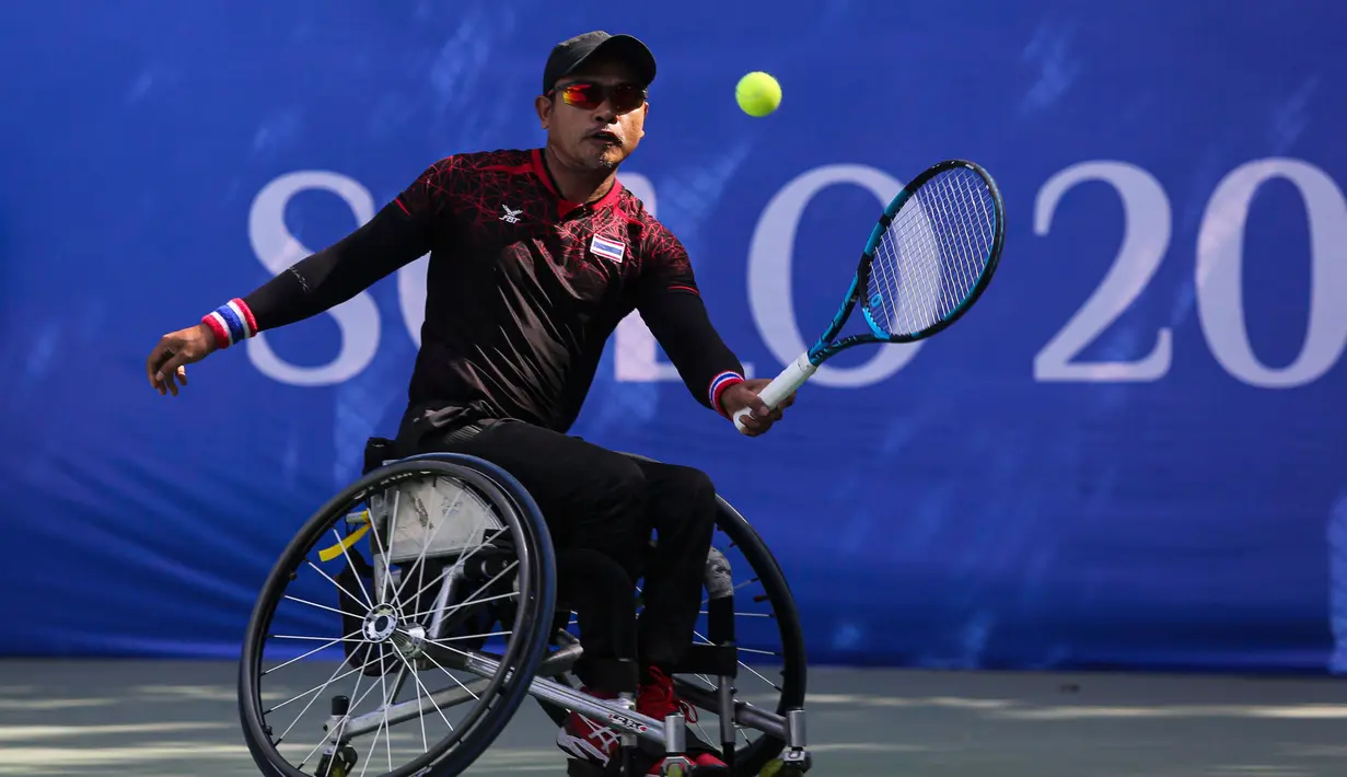 Atlet Thailand, Suthi Khlongrua  memukul bola saat pertandingan tenis kursi roda Asean Para Games 2022 melawan atlet Indonesia, Kevin Sanjaya di Lapangan Tenis Manahan, Solo, Jawa Tengah, Senin, 01 Agustus 2022.  (INASPOC/Agoes Rudianto)