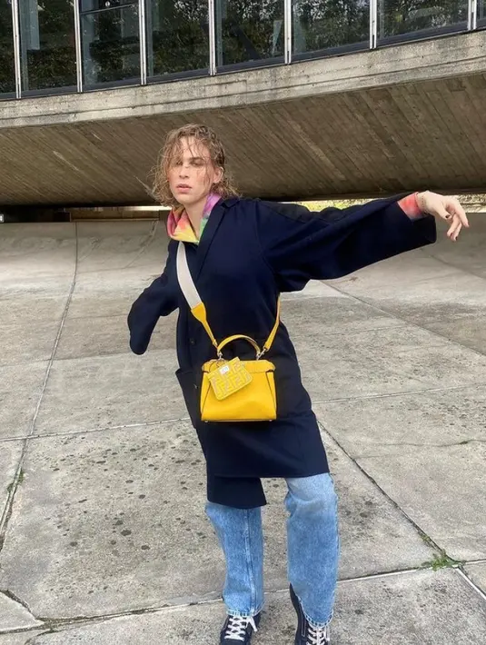 Sebab itu, aksesori strap menjadi wajib punya bagi para pecinta Fendi untuk merayakan tas Peekaboo, ikon sejati Fendi. (Foto: Fendi)