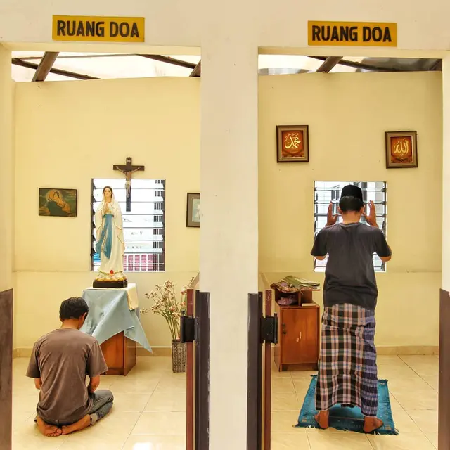 Kisah di balik ruang doa beda agama.