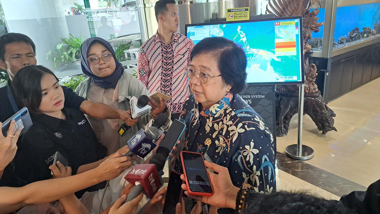 Menteri Lingkungan Hidup dan Kehutanan (LHK) Siti Nurbaya Bakar saat ditemui wartawan di di Kantor Kementerian Koordinator Bidang Kemaritiman dan Investasi, Jakarta Pusat pada Jumat (18/8/2023).
