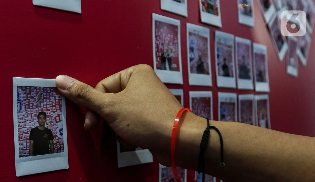 Penghargaan tersebut termasuk sejumlah pencapaian unik, seperti pajangan swafoto Polaroid terbanyak oleh pelajar. (Liputan6.com/Herman Zakharia)