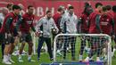 Senyum pelatih Arsenal, Mikel Arteta (tengah) pada sesi latihan jelang leg kedua semifinal Liga Champions melawan Atletico Madrid di Emirates Stadium, London, Rabu (6/5/2026) dini hari WIB. (AFP/Glyn Kirk)