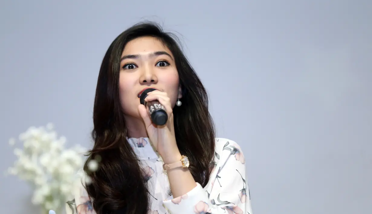 "Jaman itu aku belum bisa jelasin kan, cuman jelasin itu kondaktor orkestra. orangtua support banget aku masuk sekolah musik setelah SMA," lanjutnya. (Adrian Putra/Bintang.com)