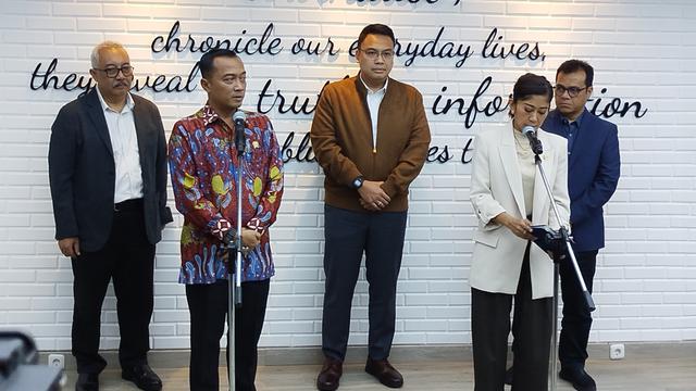 Menteri Sekretaris Negara (Mensesneg) Prasetyo Hadi bersama Menteri Menteri Komunikasi dan Digital (Menkomdigi) Meutya Hafid.