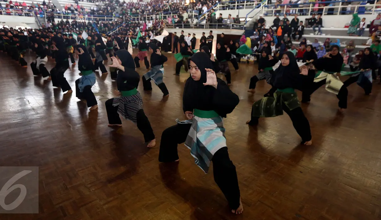 Sejumlah pesilat dari PSNU Pagar Nusa menampilkan atraksi saat acara pembukaan Kongres III PSNU di TMII, Jakarta, Rabu (3/5). Acara tersebut di hadiri Kapolri Jendral Tito Karnavian dan Ketua Umum PBNU KH Said Aqil Siradj. (Liputan6.com/Johan Tallo)