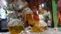 Pedagang minyak goreng di pasar tradisional (Arfandi/Liputan6.com)
