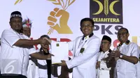 Presiden PKS Sohibul Mohammad Sohibul Iman memberikan dokumen komitmen kerja kepada salah satu dewan pengurus wilayah di penutupan Mukernas IV PKS di Depok, Jawa Barat, Rabu (4/11/2015). (Liputan6.com/Helmi Afandi)