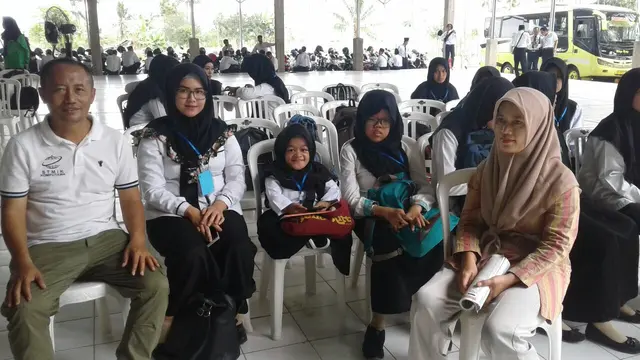 Anisa dan ibunya, Teti bersama dengan mahasiswa lain dan pimpinan kampus. (Foto: Liputan6.com/Muhamad Ridlo)