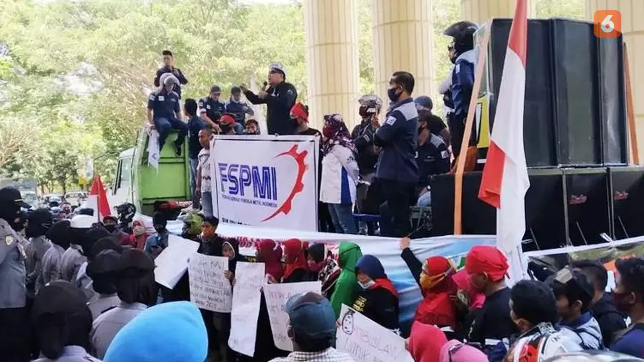Federasi Serikat Pekerja Metal Indonesia FSPMI Gorontalo melakukan aksi unjuk rasa (Arfandi/Liputan6.com)