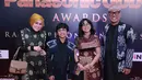 Keluarga yang selalu kompak ini menjadi salah satu pemenang di Panasonic Gobel Awards 2017. Uya Kuya didamping istri dan anak-anaknya berhasil meraih piala kemenangan di kategori Pembawa Acara Kuis/Game Show Terfavorit. (Adrian Putra/Bintang.com)