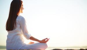 Meditasi membuat otak lebih fokus dan stabil secara emosional. (foto: pressfoto/freepik)