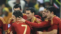 Para pemain Spanyol merayakan gol David Villa (no. 7) yang menjadi gol pertama mereka dalam partai Piala Konfederasi Spanyol vs Afsel pada 20 Juni 2009 di Free State Stadium, Bloemfontein. AFP PHOTO/PIERRE-PHILIPPE MARCOU