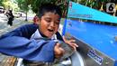 Seorang anak minum dari Keran Air Siap Minum (KASM) yang terpasang di dekat Pintu 2 Kebun Raya Bogor, Jawa Barat, Minggu (6/10/2019). Pemkot Bogor melalui PDAM Tirta Pakuan membuat KASM di pendestrian Jalan Ir H Djuanda untuk menekan angka konsumsi botol dan gelas plastik. (merdeka.com/Arie Basuki)