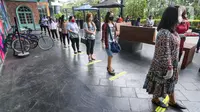 Pengunjung antre masuk mall pasca berakhirnya PSBB di Lippo Mall Puri, Jakarta, Senin (15/6/2020). Menuju New Normal berdasarkan Pergub No. 51 tahun 2020 tentang PSBB pada masa transisi sejumlah pusat perbelanjaan di wilayah Jakarta kembali beroperasi. (Liputan6.com/Fery Pradolo)