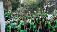 Ribuan massa pengemudi ojek online yang tergabung daman Driver Ojol Jabar Bersatu menggelar unjuk rasa damai di depan Balai Kota Bandung, Senin (13/7/2020). (Liputan6.com/Huyogo Simbolon)
