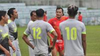Penggila Bola asal Mojokerto, M Yusuf Andre (merah) saat berkomunikasi dengan pemain profesional yang berdomisili di malang saat fun game di Stadion Brantas Kota Batu. (Iwan Setiawan/Bola.com)