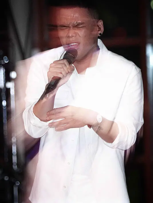 Banyak musisi kala itu yang tidak berani menjual karya fisiknya. Begitu juga dengan Teza Sumendra. Bahkan saat album perdananya keluar, ia juga merasakan imbasnya, lantaran produksi distop dan sebagian ditarik. (Deki Prayoga/Bintang.com)