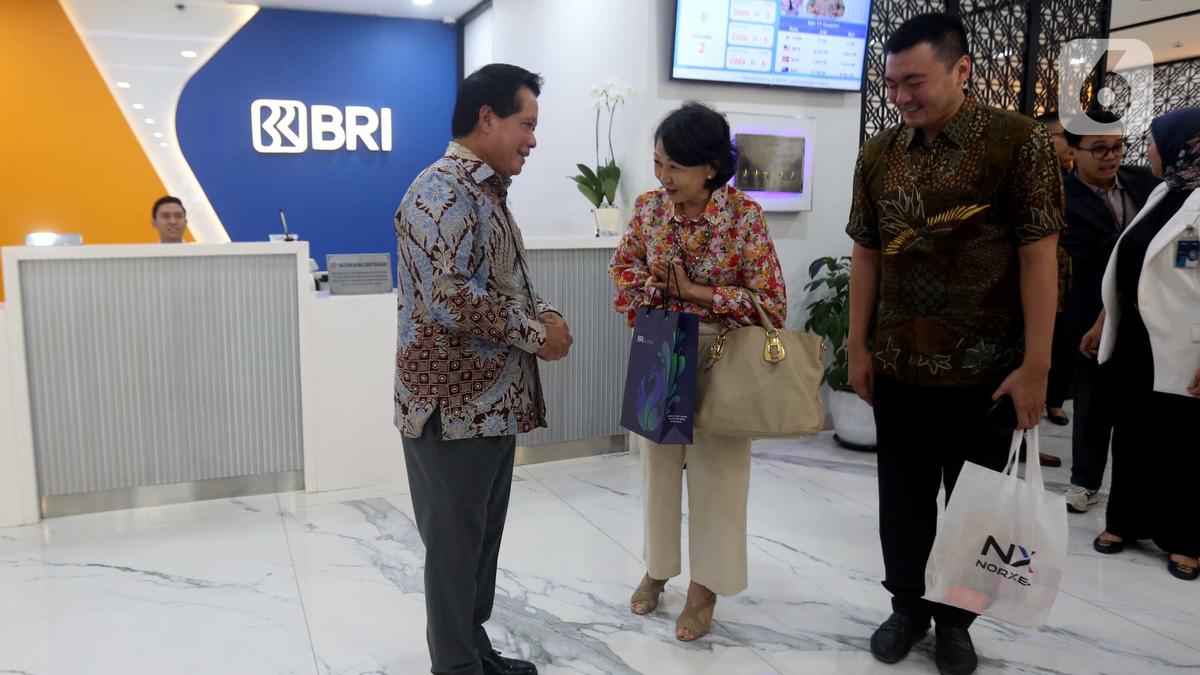 Hari Pelanggan Nasional 2025, Dirut BRI Hery Gunardi Tinjau Langsung Pelayanan Nasabah di Branch Office Kelapa Gading