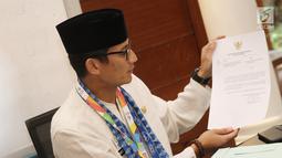 Sandiaga Uno menyerahkan surat pengunduran diri sebagai Wakil Gubernur DKI Jakarta di Balai Kota Jakarta, Jumat (10/8). Sandiaga mengundurkan diri setelah mendeklarasikan diri menjadi cawapres mendampingi Prabowo Subianto. (Liputan6.com/Herman Zakahria)