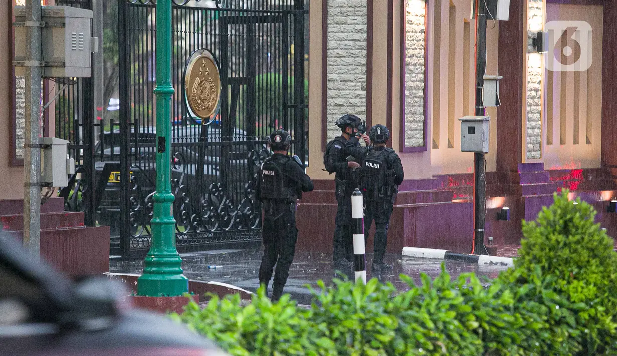 Polisi bersenjata lengkap melakukan penjagaan di sekitar kawasan Mabes Polri Jakarta, Rabu (31/3/2021). Seorang terduga teroris diduga berupaya melakukan penyerangan ke area Mabes Polri hingga aksi baku tembak dengan polisi pun sempat terjadi. (Liputan6.com/Faizal Fanani)