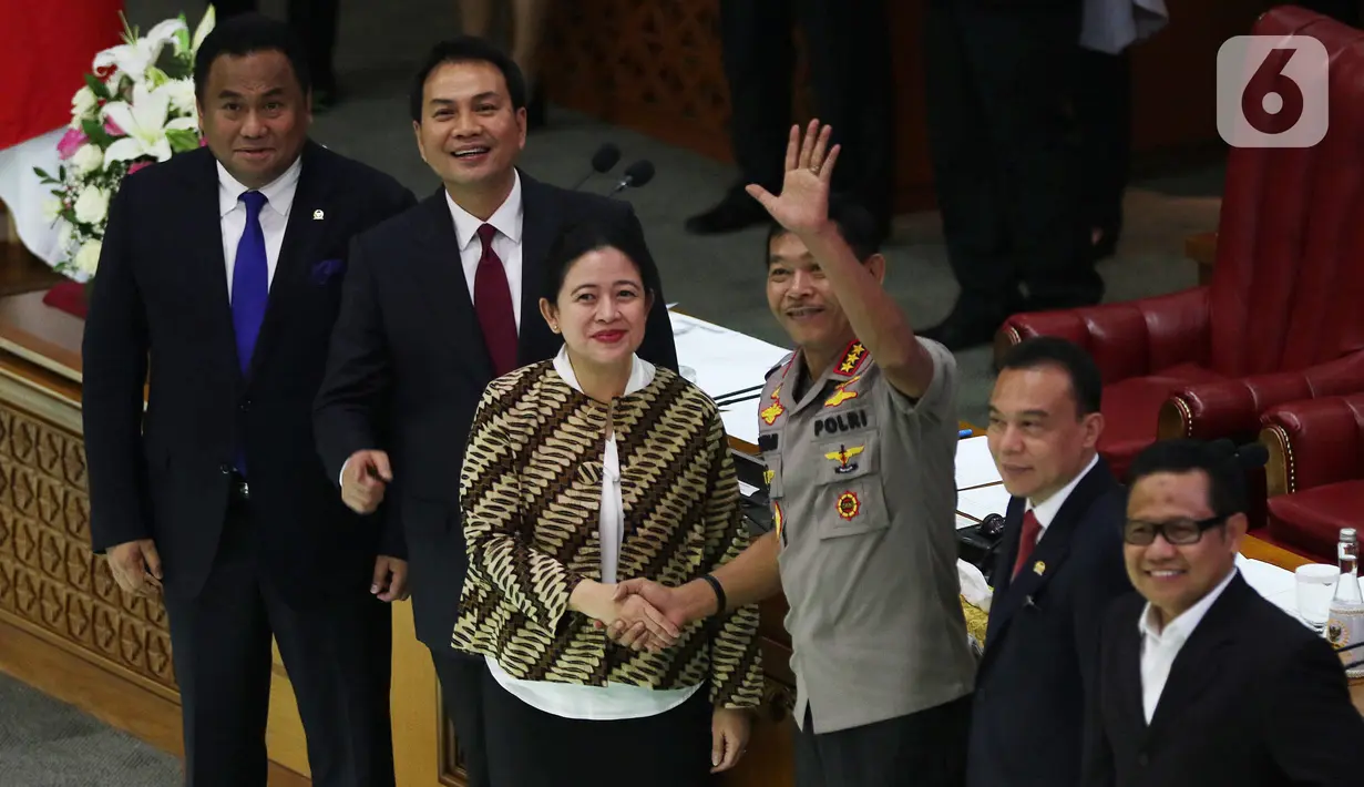 Ketua DPR RI Puan Maharani (ketiga kiri) menyalami Komjen Pol Idham Azis usai ditetapkan sebagai Kapolri dalam rapat paripurna di Kompleks Parlemen, Jakarta,  Kamis (31/10/2019). DPR menyetujui Idham Aziz menjadi Kapolri menggantikan Jenderal Polisi (Purn) Tito Karnavian. (Liputan6.com/JohanTallo)