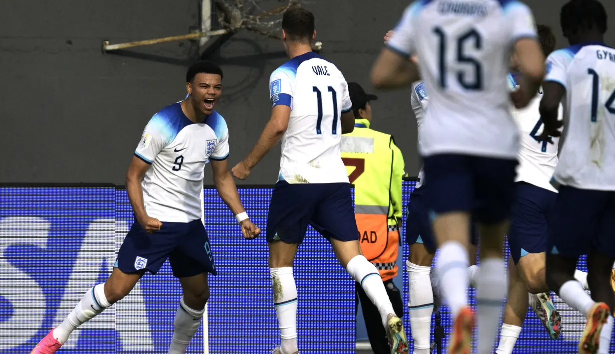 Selebrasi striker Timnas Inggris U-20, Dane Scarlett (kiri) setelah menjebol gawang Tunisia pada laga Grup E Piala Dunia U-20 2023 di Unico Diego Armando Maradona Stadium, La Plata, Argentina, Selasa (23/5/2023) dini hari WIB. (AFP/Juan Mabromata)