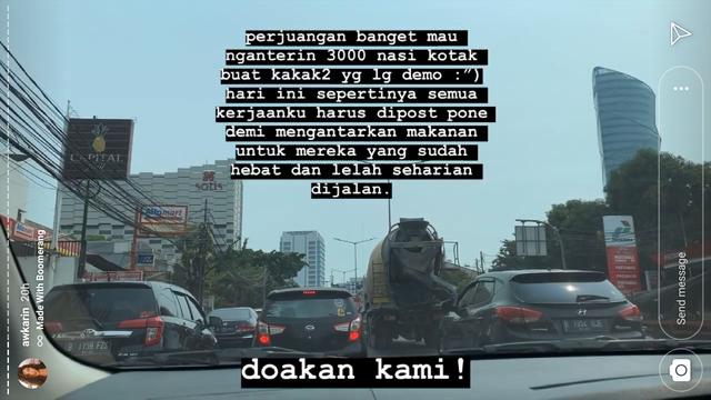 7 Momen Awkarin Bagikan 3000 Nasi Kotak untuk Peserta Demo di DPR