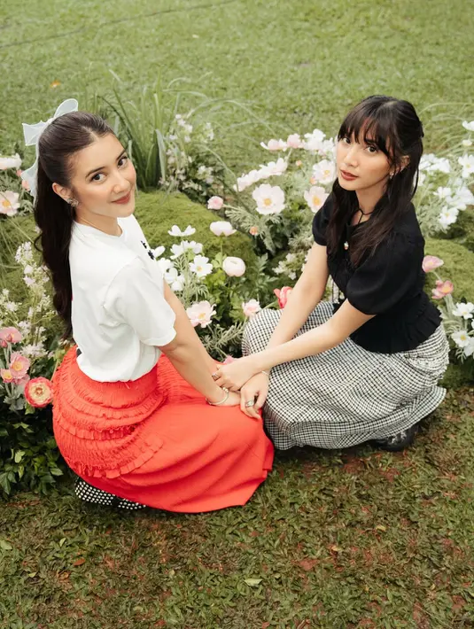 Dalam potret yang dibagikan, Sheila dan Fita sama-sama tampil dengan gaya feminin playful khas Cecilie Bahnsen. Keduanya kompak mengenakan hairstyle half-up lengkap dengan detail pita besar yang membuat penampilan mereka terlihat makin manis dan youthful. [@sheiladara].